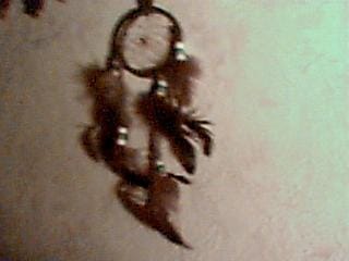 unen sieppari mun sängyn  vieressä seinällä...pahat unet loitolla pitäen