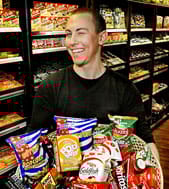 Mikko Jauhiainen ja Behnford’sin vaikuttava chipsivalikoima. Suosituin on Walker’sin Salt&Vinegar.