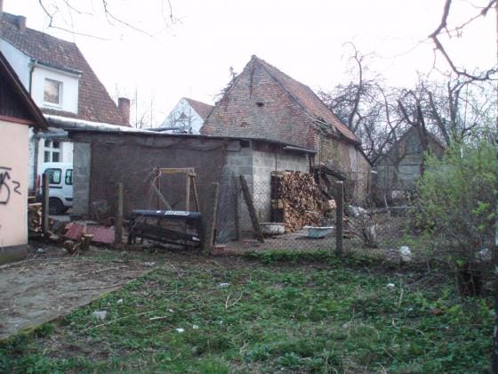 Tavallinen takapiha klapeineen kaikkineen