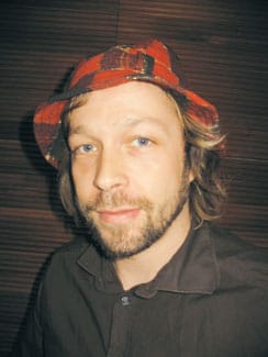 Toni Rantanen saa käsintehdyt kaiuttimet.