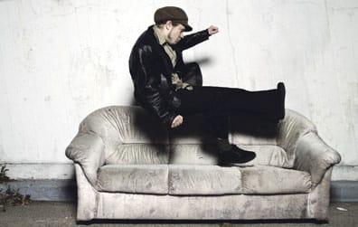 Tuomo, älä hypi sohvalla.