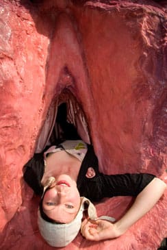 Mimosa ja Mobile female monument eli häpy. “Sain idean teokseen vuosi sitten. Se valmistui toukokuun alussa.”