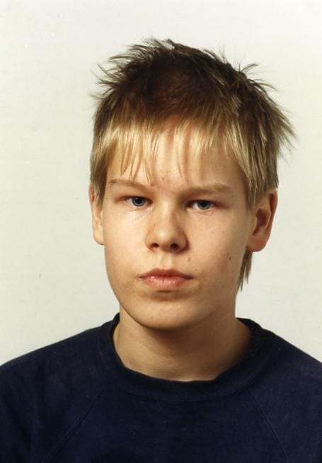 Isälläni oli ainakin tämä kuva itsellään, ehkä se tuorein ? Katukuvassa ei minua olisi kuitenkaan enää tunnistanut ! Toni-Poni 8.luokka. Vielä suht kiltin näköinen..