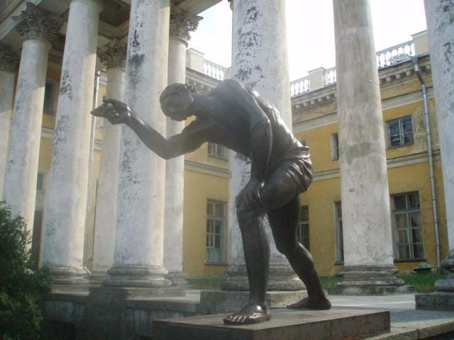 Aleksanterin palatsin etupihaa