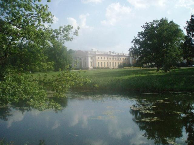 Aleksanterin palatsin lammilla