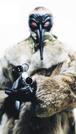 Santtu, susiturkki ja Heckler & Koch -rynnäkkökivääri.