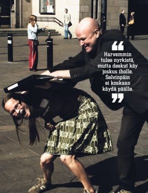 Ari "pasifisti" Peltonen kouluttaa feissaria.