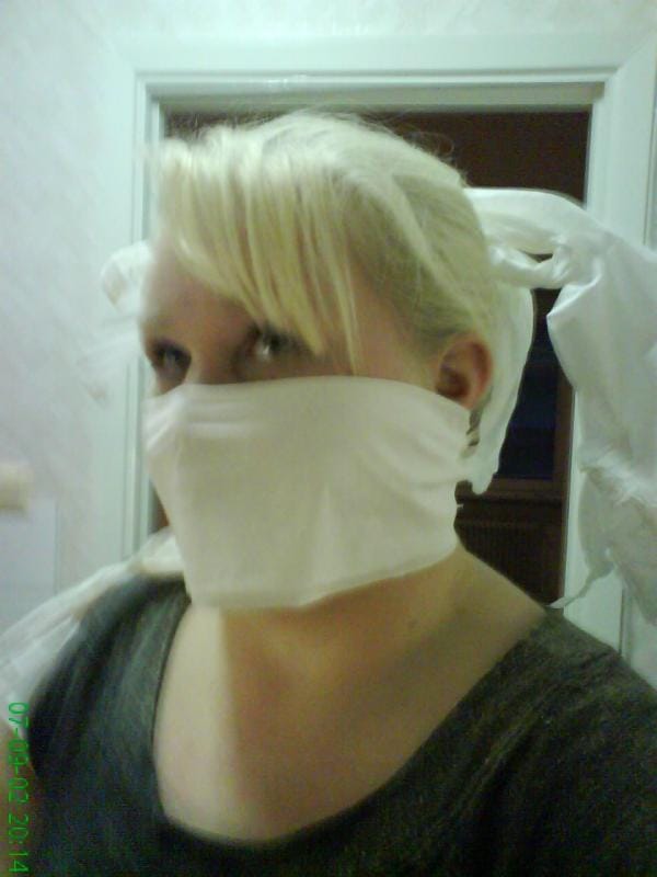 Mure renppaamassa, pää täynnä paperia.