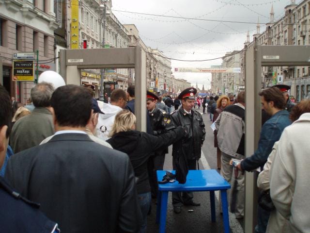 Turvatarkastuksia oli tämän tästä