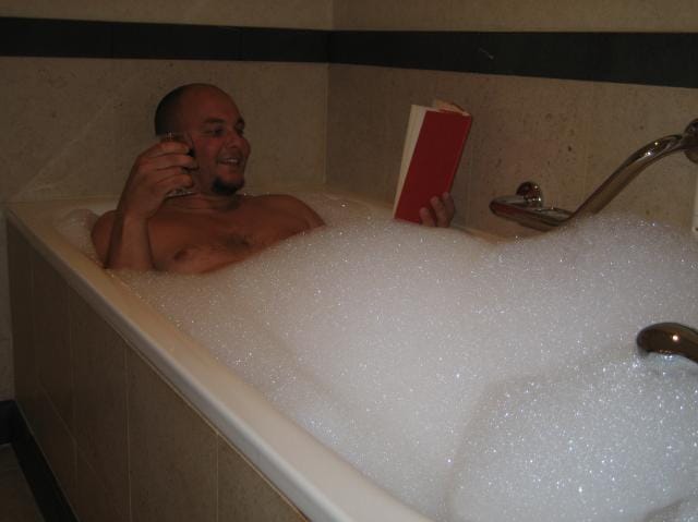 Kylpyseurana kirja ja viini! Ei ole kiva kylpeä yksin...