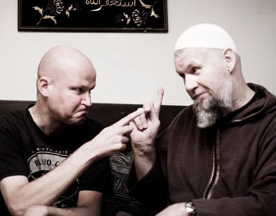 Mitä tekevät Ari Peltonen ja Abdullah Tammi? 1) väittelevät kiihkeästi saria-laista, 2) miekkailevat etusormillaan.