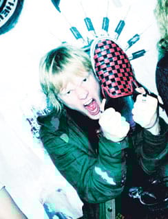 Vuoroin vieraissa. Tammikuussa 2007 mallina kuvaaja Ville Juurikkala, kuvaajana muuan Ville Valo. Kuvassa poseeraa myös Valon kenkä.