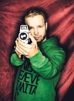 “Näyttelijä on ohjaajan paras kaveri”, pohtii näyttelijä-ohjaaja Lauri Nurkse.