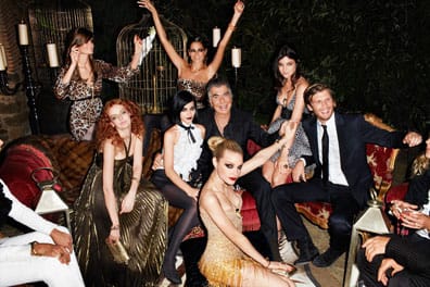 Roberto Cavalli ei puhu suurikokoisista naisista: “I prefer to call them a woman not so skinny.” Kuvassa Cavalli keskellä skinnyjen naisten kanssa.