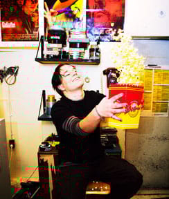 Kino Tapiolan Aatu Puotanen osaa myös heitellä popcorneja.