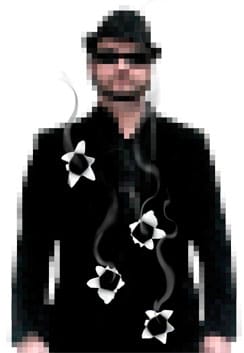 Kristian Smeds on Smeds Ensemble -teatteriryhmän keulahahmo, Kansallisteatterin Tuntemattoman sotilaan ohjaaja ja salaperäinen mies.