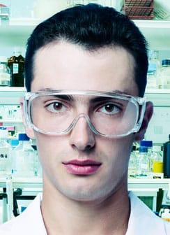 No niin, nyt on silmät suojattu. Tiesittekö, että kaupassa myydään myös antibakteerisia tyynynsuojia, mikroaaltouunia, moottoripyöräkypäröitä, jääkaappipakastimia ja kahluuhousuja?