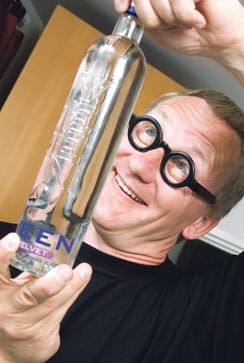 VEEN-pullon suunnittelija Antti Eklundin kädenjälki on näkynyt myös Marimekolla ja Alessilla.