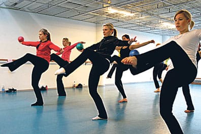 Kurkipotkutreenit? Ainakin jalka nousee taiten Lahjan Tyttöjen chiball-tunnilla.