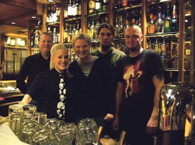 Sanokaa juusto. Kuluman kiitelty henkilökunta hymy herkässä.