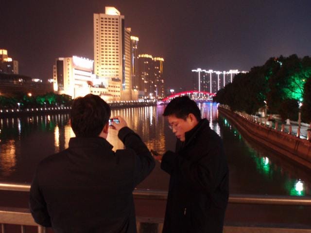 Ningbon keskustaa iltavalaistuksessa