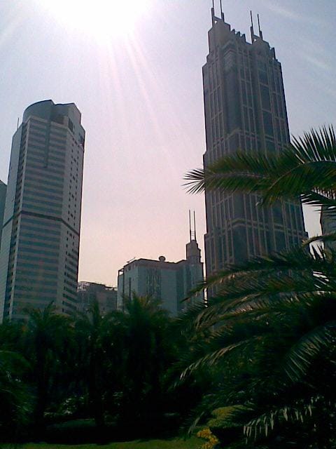 Aurinko paistaa kirkkaan harmaalta taivaalta