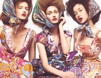 Benetton yhdistää erilaisia ja erivärisiä huivikuvioita taidokkaasti.