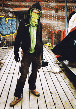 OJ vallatun talon edessä.