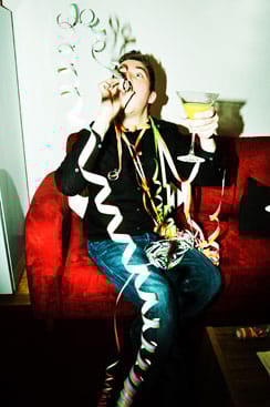 Pasi ja ihan eka, oma sohva.