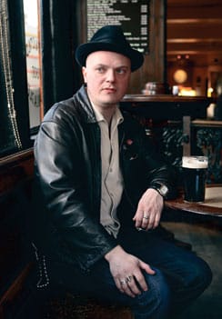 J.P. kertoo matkustaneensa huonomaineisella Nro 29 bussilla, joka ajaa öisin keskustasta Wood Greenin suuntaan. “Mitään ei ole tapahtunut. Toisaalta, jos erehdyt sanomaan chipsejä french fyrieksi, tulee kyllä pataan”