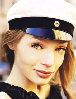 Johanna Väisänen, 18, yo/muotikuvissa.