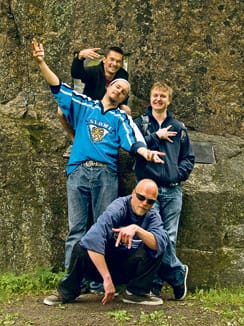 Kovaa kyytiä Kontulassa – vuodesta 1964. Kuvassa matkaoppaat ja Kontulan kiveen muurattu perustamisasiakirja.