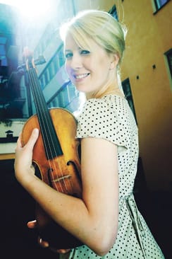 Elina Vähälä aloitti viulunsoiton 3-vuotiaana, ja aikoo kaatua viulu kädessään. “Toivottavasti fysiikkani kestää, ettei minun tarvitse jäädä koskaan eläkkeelle.”