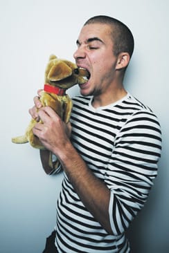 “Skidinä hävisin sisällä pelatun korismatsin ja potkaisin vessan ovea. Tuli reikä.” Siitä lähtien Valavuori on tulistuessaan rikkonut ovia. “Vedän pikapultit, tempasen nyrkillä seinään. Mä oon hajottanut ihan hemmetin monta ovea.”