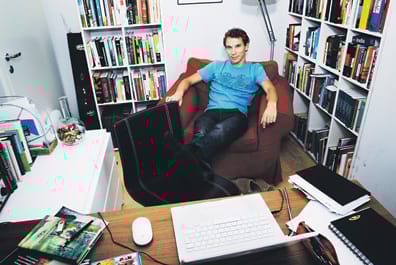 Juha Itkonen työhuoneensa kutsuvimmassa kohdassa.  Täällä hän viimeisteli juuri ilmestyneen kertomuskokoelmansa Huolimattomia unelmia.