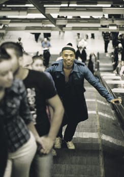 Suomalais-kenialainen Jani Toivola rullaportaissa. Arvaa kuka?