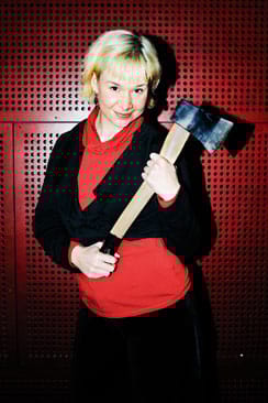 Rosa Meriläinen ja kirves.