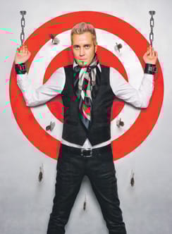 Kauppamies Kalle Keskinen myi Maskun Kalustetalon Topi Sukarille kerralla 720 melamiinihyllypakettia.