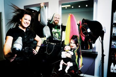 Goottiskenessä vuosia viihtyneet Julius, Mareena ja Laura tietävät, mitä gootit haluavat. Kampaamossa soi Sisters of Mercy.