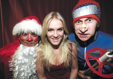 Älyvapaalla-kabareessa esiintyvät Kunto Ojansivu, Jonna Kosonen ja Ilkka Koivula.