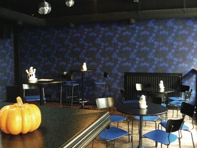 Blue Oyster Barin sisustuksen sävy on asiaankuuluvan sininen.