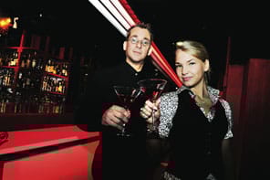 D.D.R:n ravintolapäällikkö Mikko ja tarjoilija Vivian.