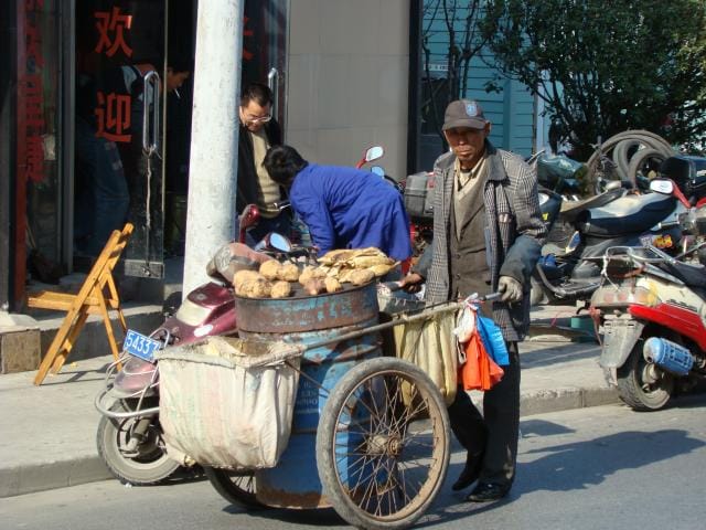 Kiertelevä bataattikauppias Hami-kadulla