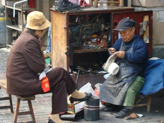 Shanghailainen katusuutari lestissään