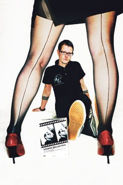 Wallu Valpio ja naisystävän sääret, jotka ovat tässä ensi kertaa julkisuudessa.