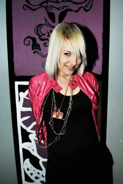 “Olin tekemässä omakustannetta, kun tietokone hajosi enkä saanut valmiita biisejä ulos. Ei tullut levyä.”