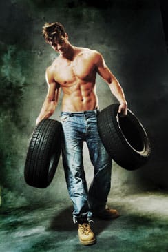 Toni voitti viime kesänä Miamissa järjestetyn suuren, kansainvälisen Universe Weekend Fitness Modell -kilpailun. Hän ei ottanut vastaan palkintoon kuuluneita mallisopimuksia.