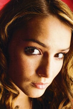 Sara kokkaa messuilla.