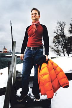 Kaario treenasi uimalla Lauttasaarta ympäri. Laivaväylällä Silja meinasi ajaa Kaarion yli.