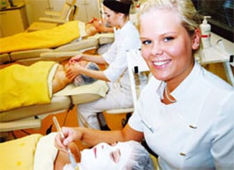 Nina Peltola ja Suvi VIlmunen remppaavat naaman halvalla.